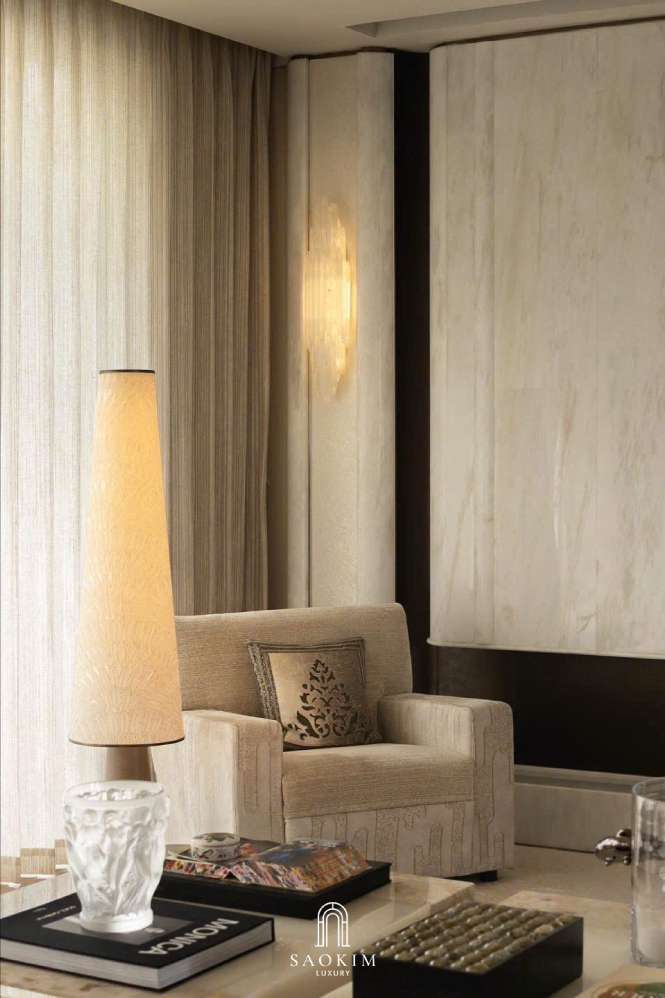 Thiết kế nội thất phòng khách phong cách Contemporary Quiet Luxury thể hiện tinh thần “sang trọng thầm lặng” qua từng đường nét, chất liệu và khoảng thở trong không gian.